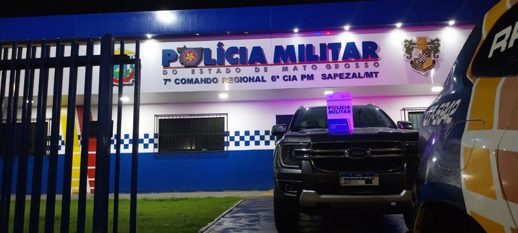 PM prende 4 suspeitos de roubo e sequestro e recupera caminhonete e cofre com armas